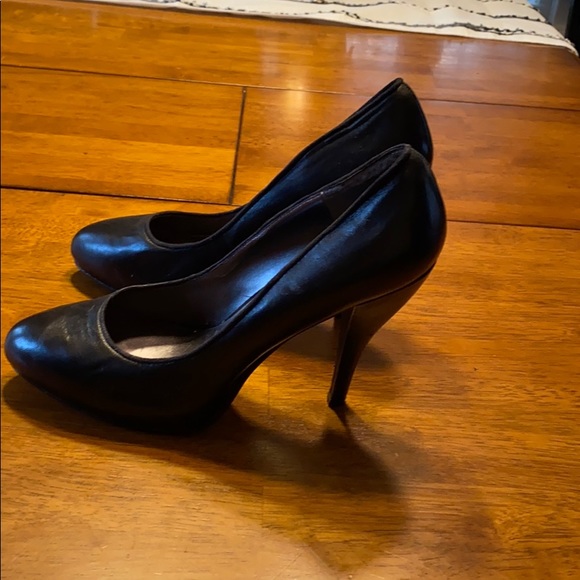 Black Leather Nine West Round Toe Pump - Picture 4 of 8